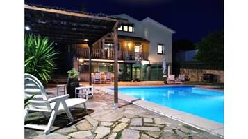 Una piscina cubierta, una piscina al aire libre