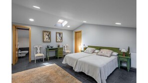 5 間睡房、房內夾萬、書桌、熨斗/熨衫板