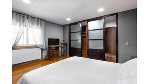 5 多间卧室、客房内保险箱、办公桌、熨斗/熨衣板