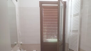 Une salle de bain avec un lavabo, un miroir et une baignoire.