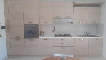 Réfrigérateur, four, plaque de cuisson, lave-vaisselle