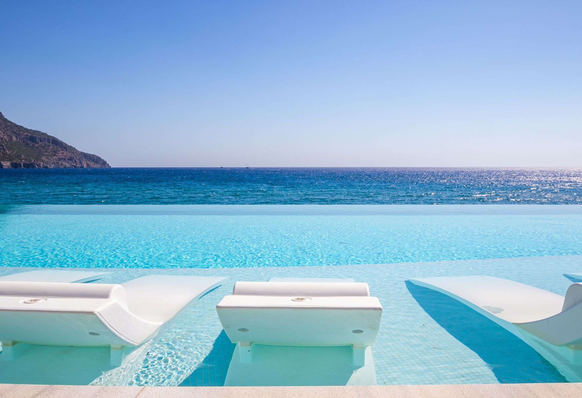 seasonal outdoor pool, open 9:00 am to 7:00 pm, pool umbrellas