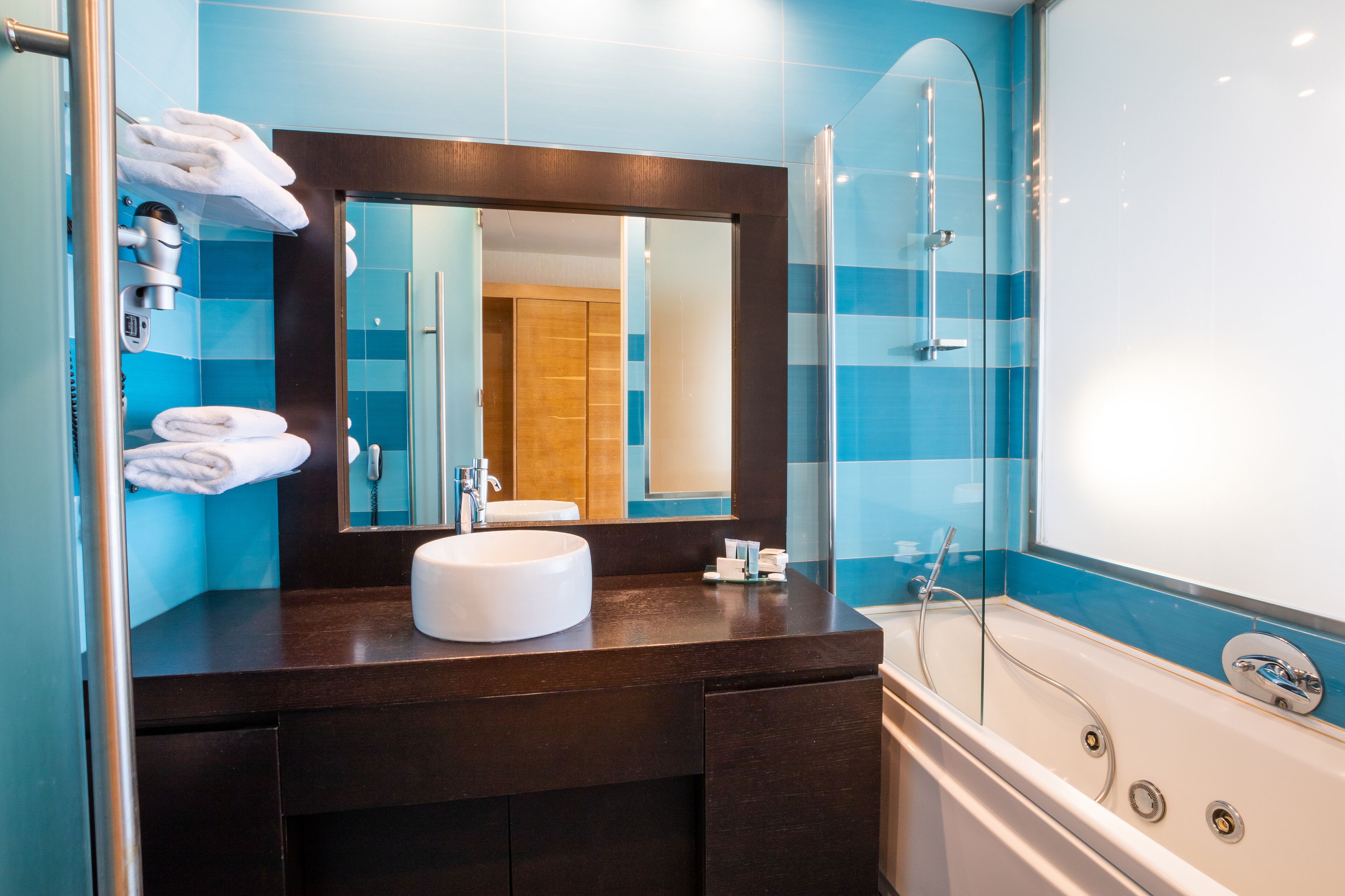 triple room, sea view | bathroom | free toiletries, hair dryer, bathrobes, slippers