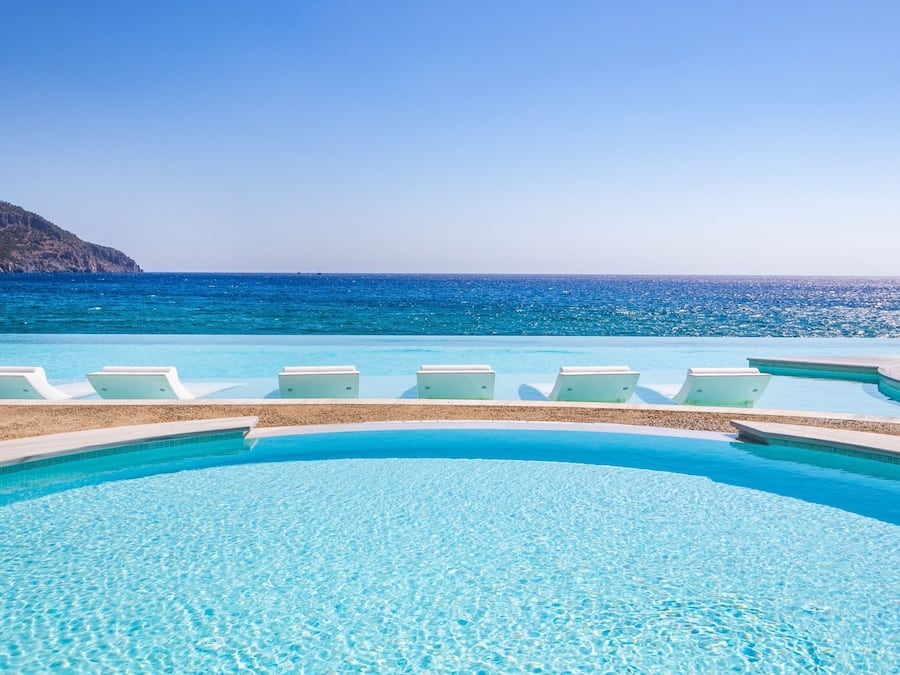 Piscina stagionale all'aperto, ombrelloni da piscina, lettini