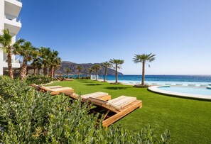 Außenpool (je nach Saison geöffnet), Sonnenschirme, Liegestühle