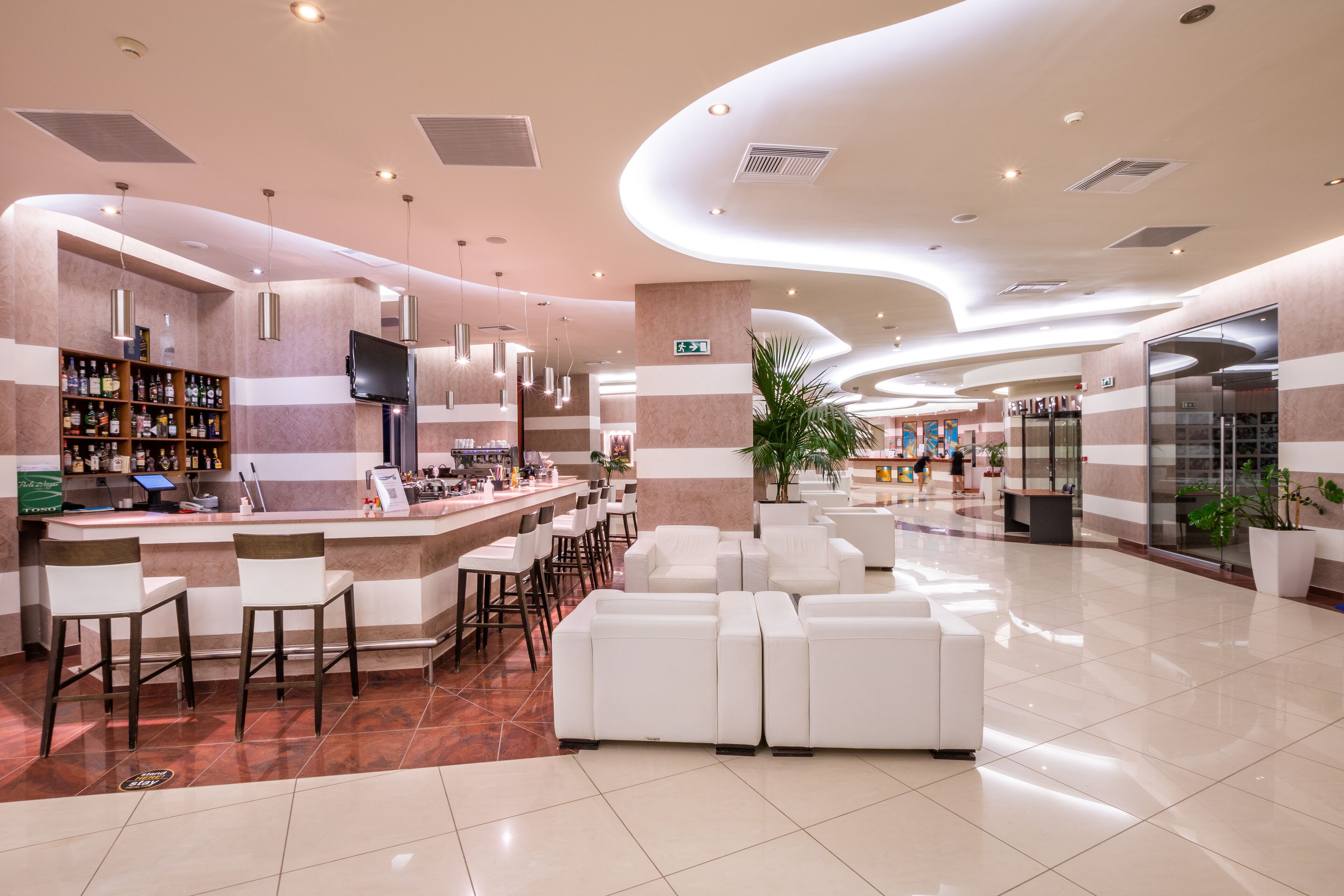 2 bars/lounges, poolside bar, beach bar