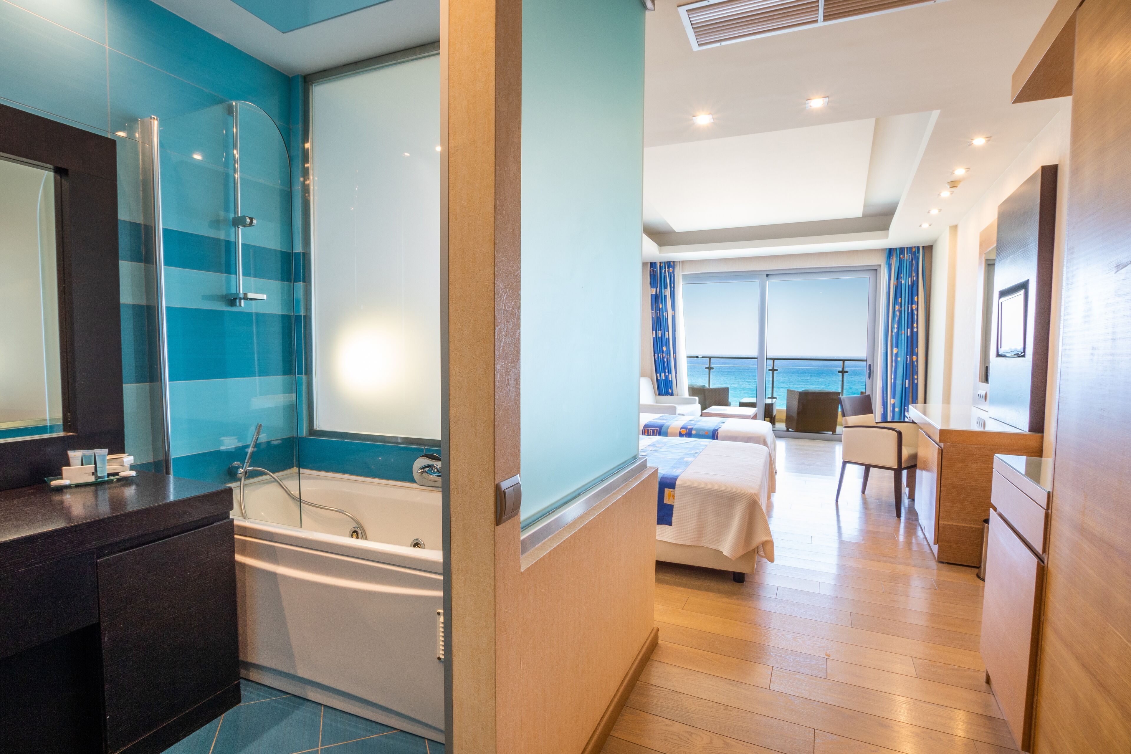 triple room, sea view | bathroom | free toiletries, hair dryer, bathrobes, slippers