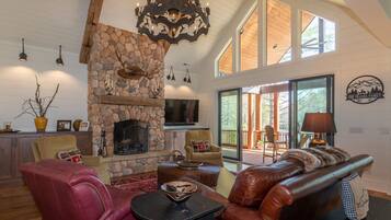 Téléviseur connecté, foyer, table de ping-pong, chaîne audio