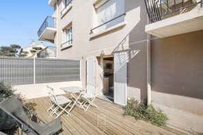 Terrace/patio - Joli T2 jardin coquet 3 étoiles  à 700m la mer PK CLiM WiFi By HC (Le Pradet)