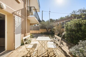 Outdoor dining - Joli T2 jardin coquet 3 étoiles  à 700m la mer PK CLiM WiFi By HC (Le Pradet)