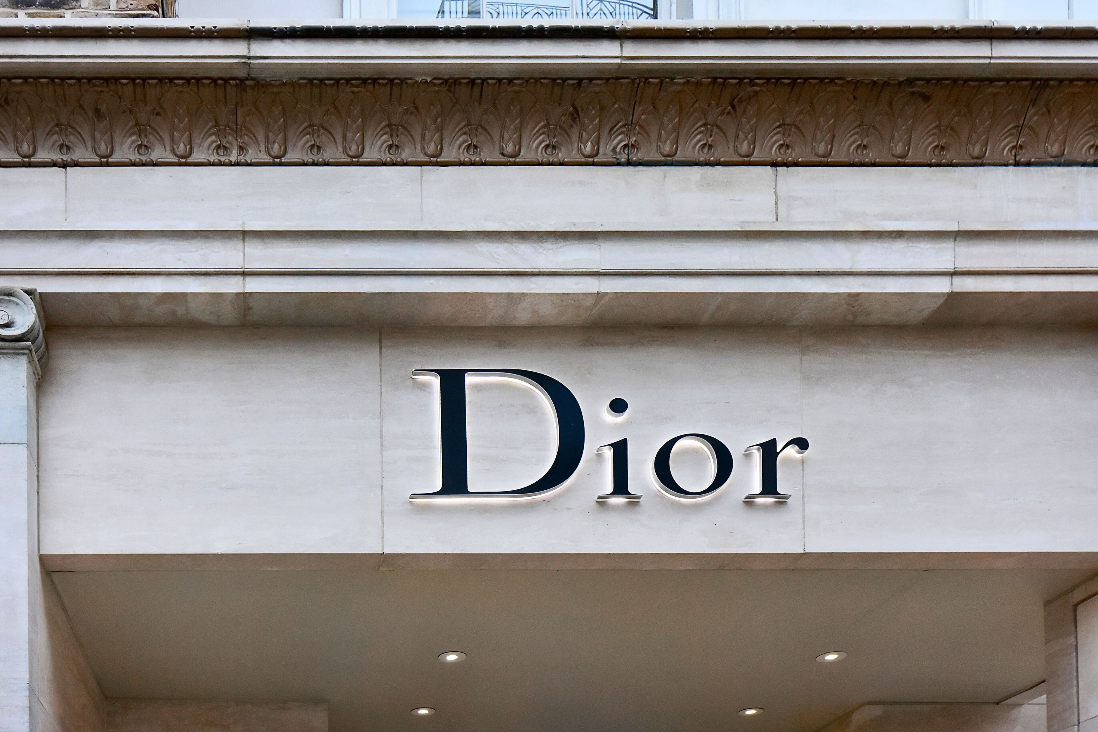 Eine Gebäudefassade, auf der das Wort "Dior" gut sichtbar ist.