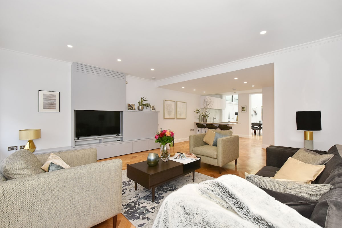 Deluxe Apartment | Living area | Heated floors