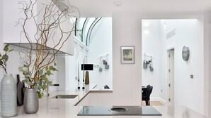 Um interior moderno com cozinha, mesa de jantar e área de estar.