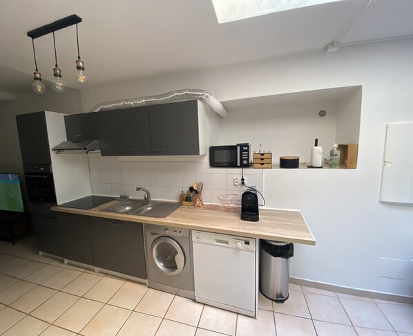 Kühlschrank, Mikrowelle, Ofen, Herdplatte