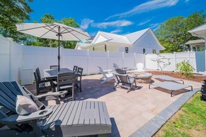 Outdoor dining - Down Time - Beautiful Dog-Friendly 3-Bedroom Home. (Oak Island)