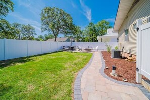 Outdoor dining - Down Time - Beautiful Dog-Friendly 3-Bedroom Home. (Oak Island)