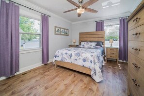 3 bedrooms, iron/ironing board, free WiFi, bed sheets - Down Time - Beautiful Dog-Friendly 3-Bedroom Home. (Oak Island)
