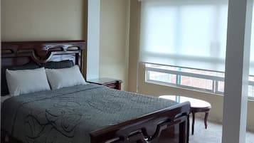 Escritorio y ropa de cama