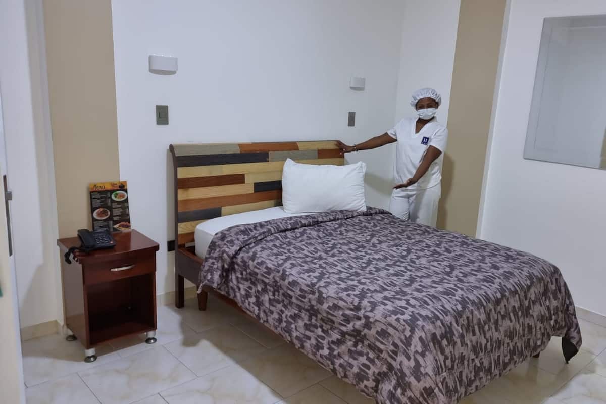 Habitación individual | Escritorio y ropa de cama