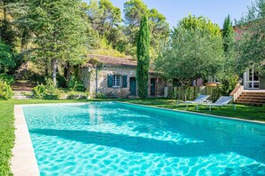 Una piscina al aire libre, una piscina climatizada