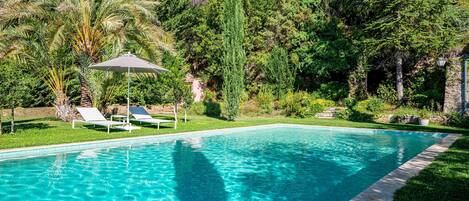 Alberca al aire libre y alberca climatizada