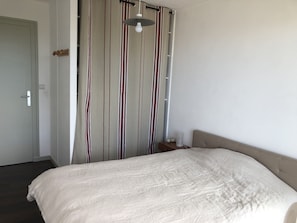 2 bedrooms, iron/ironing board, WiFi