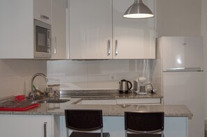 ثلاجة، ميكروويف، فرن، موقد �طهي مسطح