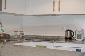 Frigorífico, microondas, horno y placa de cocina