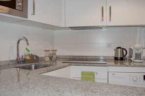 Frigorífico, microondas, horno y placa de cocina