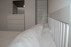 1 slaapkamer, een strijkplank/strijkijzer, gratis wifi, beddengoed