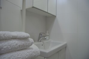 Douche, sĂšche-cheveux, serviettes fournies, savon