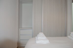 1 slaapkamer, een strijkplank/strijkijzer, gratis wifi, beddengoed