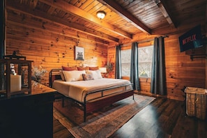 3 habitaciones, escritorio y tabla de planchar con plancha