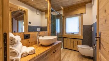 Dusch, hårtork och handdukar