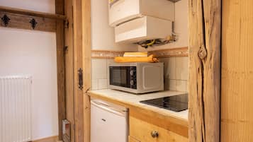 Fridge, microwave, dishwasher, coffee/tea maker