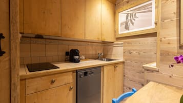 Fridge, microwave, dishwasher, coffee/tea maker