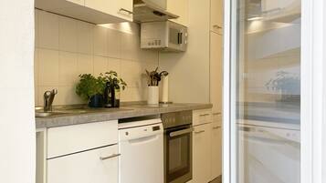 KĂŒhlschrank, Mikrowelle, Ofen, Herdplatte