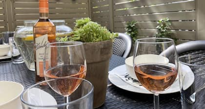 SPACE AGE Design-Luxus-Apartment+Terrasse, fast WLAN, Waschtrockner, beste Lage