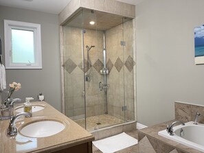 Baignoire, baignoire à remous, séchoir à cheveux, serviettes fournies
