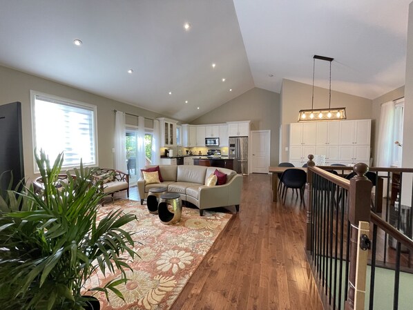 Smart TV, chimenea, reproductor de DVD y futbolito 