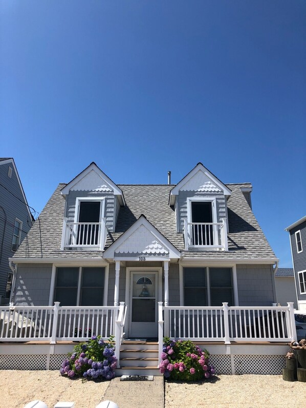 Exterior - Adorable 2BR Condo on Long Beach Island LBI in Ship Bottom. Beach Block! (Ship Bottom)