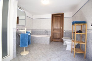 Bathtub, hair dryer, bidet, toilet paper - Discount for the period January -May 2023 (Cala Gonone)