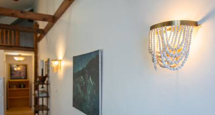 3 Blocks from Campus - Historic Carriage House, Parking Included