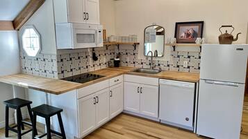 Fridge, microwave, stovetop, dishwasher