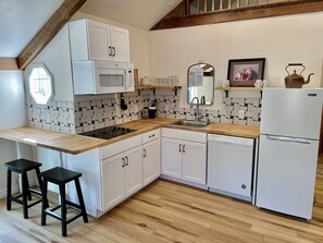 Réfrigérateur, micro-ondes, plaque de cuisson, lave-vaisselle