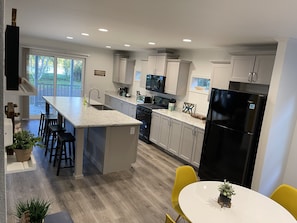 Réfrigérateur, micro-ondes, plaque de cuisson, lave-vaisselle