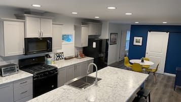 KylskÄp, mikrovÄgsugn, spishÀll och diskmaskin