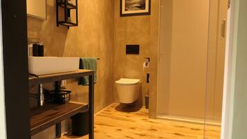 Duschwanne, Haartrockner, Handtücher, Seife