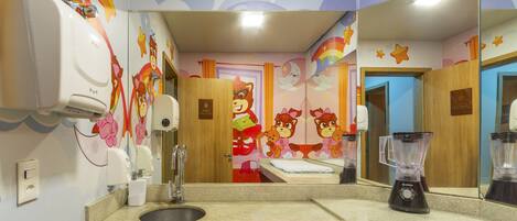 Een badkamer met een wastafel, handdroger en spiegel.