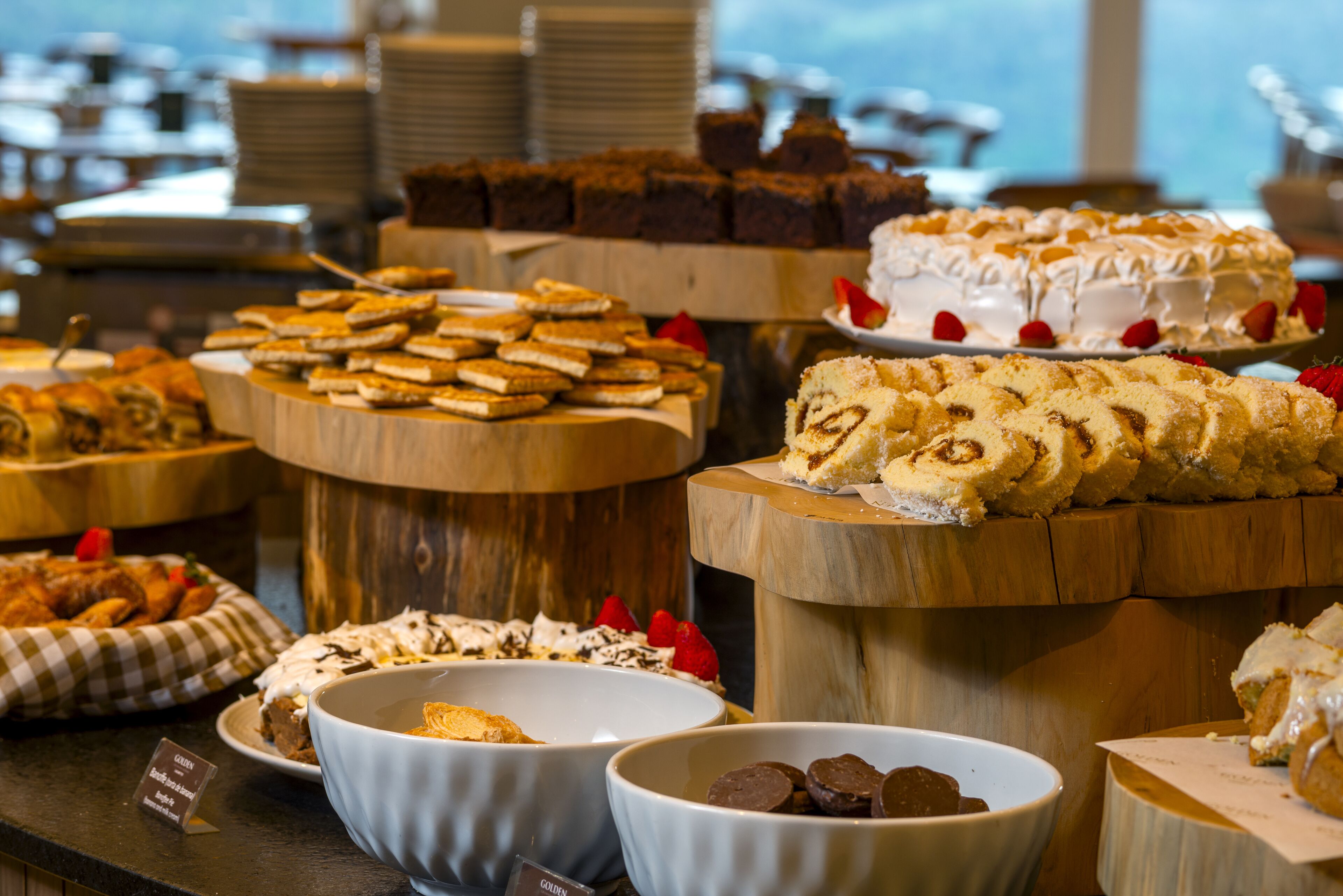 Un bufé con diversos postres y pasteles.